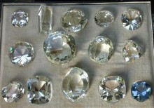 A világ nagy gyémántjainak üveg utánzata (étui-ben)